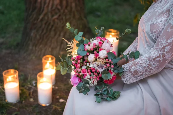 Sposa Abito Bianco Con Elegante Bouquet Sposa Con Rose Arancioni — Foto Stock