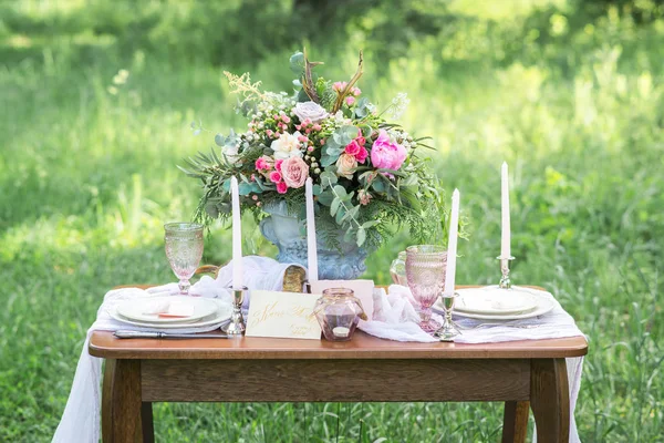 Strauß Mit Frühlingsblumen Auf Hochzeitstisch Freien Mit Grünem Gras — Stockfoto