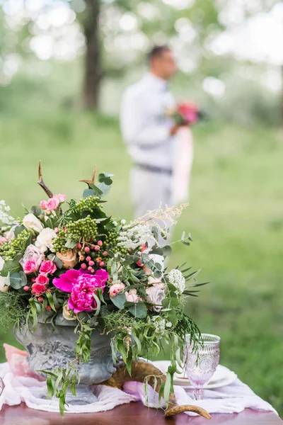 Buquê Com Flores Primavera Mesa Casamento Livre Com Macho Borrado — Fotografia de Stock