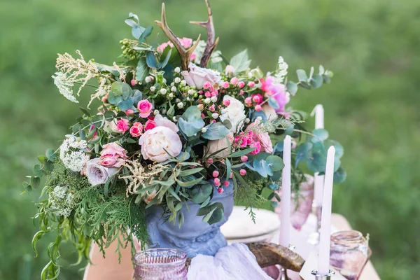 Букет Весенними Цветами Свадебном Столе Открытом Воздухе Зеленой Травой — стоковое фото