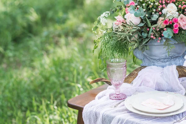 緑の芝生の屋外の結婚式のテーブルの春の花の花束 — ストック写真