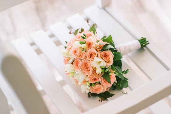 Buquê Casamento Com Flores Primavera Cadeira Madeira — Fotografia de Stock