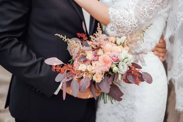 Foto Close Jovem Casal Elegante Segurando Buquê Flores Dia Casamento — Fotografia de Stock