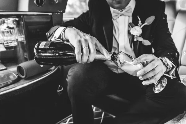 Крупным Планом Фото Молодого Стильного Человека Костюме Наливающего Бокал Шампанского — стоковое фото