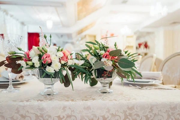 婚礼桌上有春天花的花束 — 图库照片
