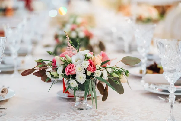 Ramo Con Flores Primavera Mesa Bodas —  Fotos de Stock