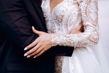 Düğün partisinde gelin ve damadın kucaklaşması.