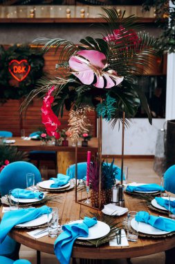 Renkli düğün süslemeleri ve sandalyeleri ile iç mekan 