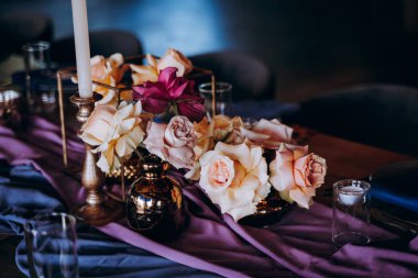 Nehir kıyısında tropikal tarzda güzel bir düğün dekorasyonu, yakın plan.