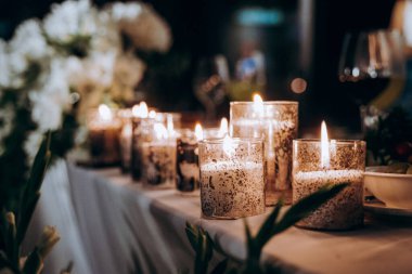 Pastel düğün süslemeleri ile şenlikli bir iç mekan