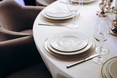 Pastel düğün süslemeleri ile şenlikli bir iç mekan