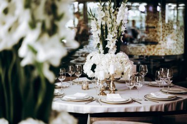 Pastel düğün süslemeleri ile şenlikli bir iç mekan