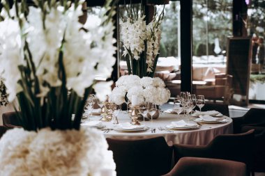 Pastel düğün süslemeleri ile şenlikli bir iç mekan