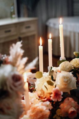 Çiçeklerle süslenmiş ve kapalı düğün ziyafet masası için servis