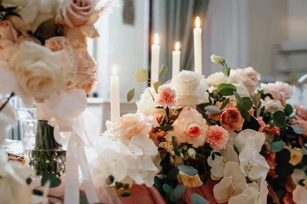 Dekorerad Med Blommor Och Serveras För Bröllopsfest Bord Inomhus — Stockfoto