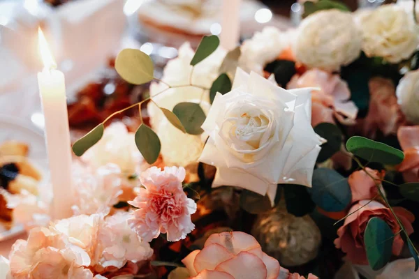 用鲜花装饰 供室内婚宴桌使用 — 图库照片