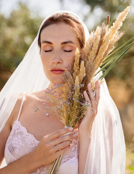 Manhã Nupcial Livre Campo Buquê Casamento Flores Silvestres Noiva Peignoir — Fotografia de Stock