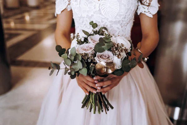 Primo Piano Della Sposa Abito Sposa Bianco Con Fiori Bouquet — Foto Stock
