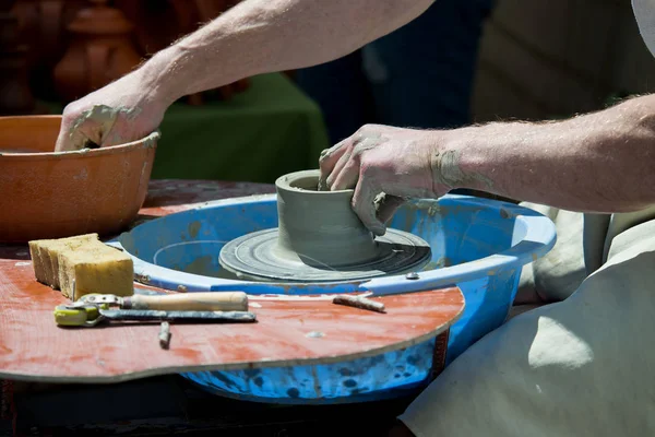 Profession Poterie fabrication artisanale de plats en argile — Photo