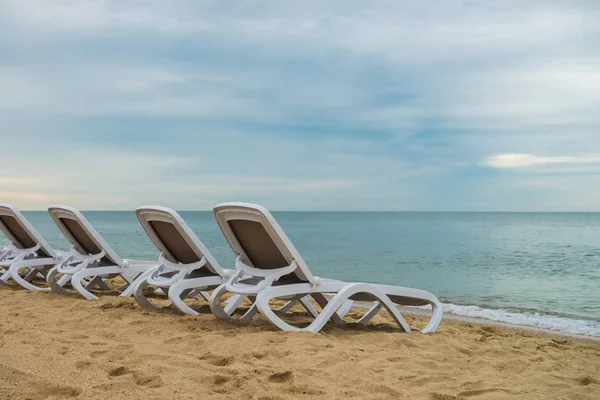 Zatoka Ukrayna Karadeniz kıyısındaki beyaz plastik sandalyeler