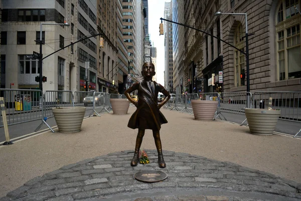 Estatua de niña sin miedo — Foto de Stock