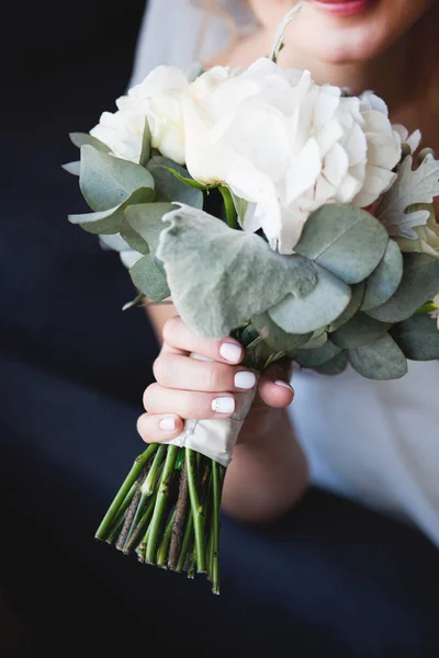 花嫁の美しいウェディング ブーケ。花嫁のブーケを手に結婚式。美しいマニキュア — ストック写真