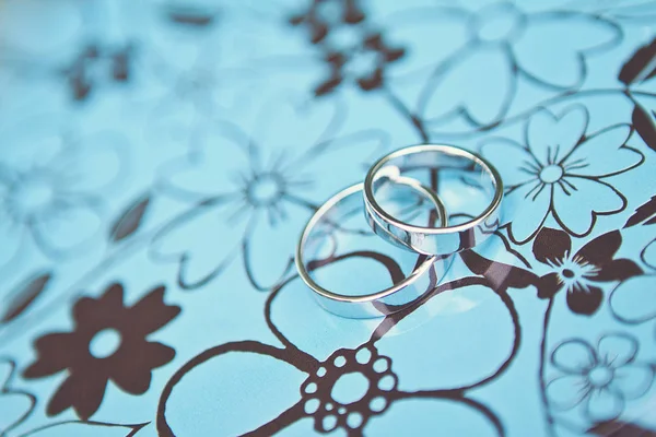 青い金属ボックスの結婚指輪 — ストック写真