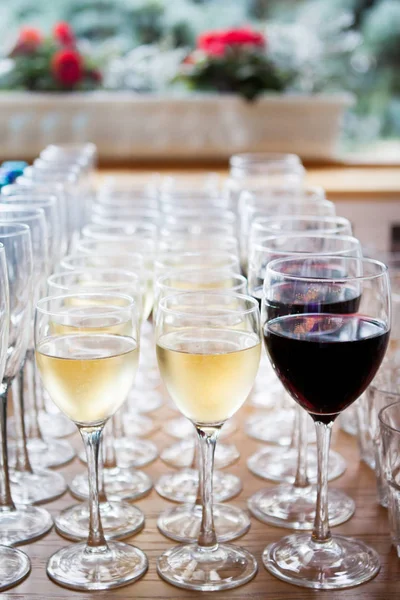 杯香槟白葡萄酒, 红酒。桌上有有色饮料的玻璃杯 — 图库照片