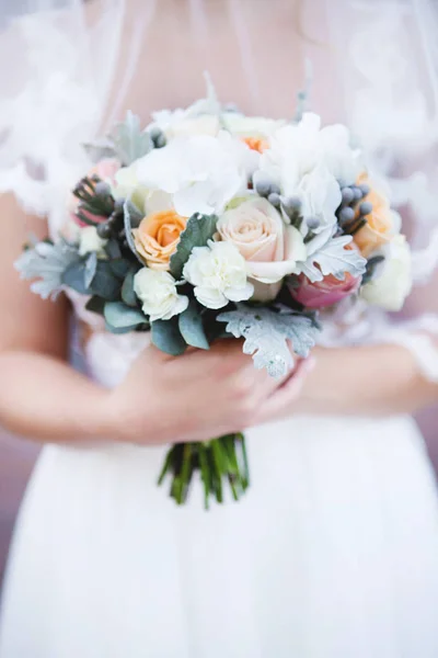 Schöner Hochzeitsstrauß für Braut. Brautstrauß der Braut in der Hand — Stockfoto