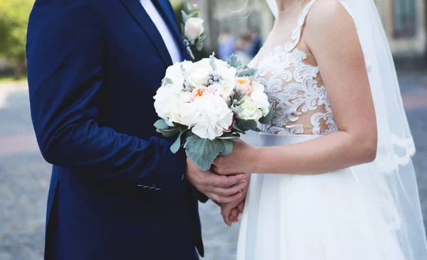 Ramo de bodas. Novia feliz y novio están sosteniendo ramo nupcial — Foto de Stock