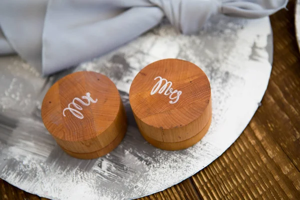 Dos cajas redondas de madera para anillos de boda Imágenes De Stock Sin Royalties Gratis