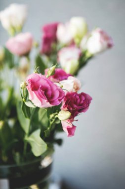 Bir Vazoda Çiçekler pembe küçük gül