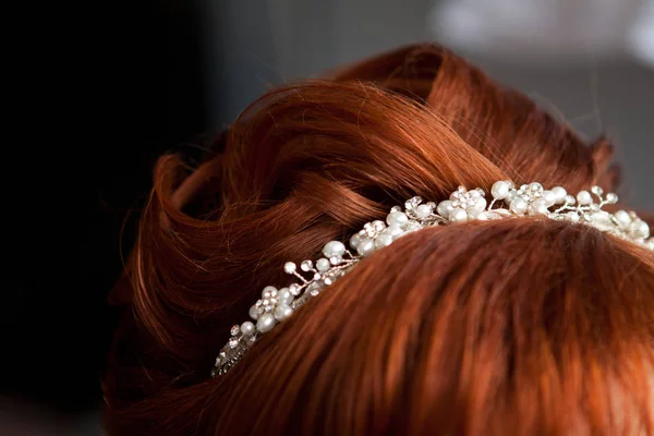 Diadema de casamento bonito, penteado de casamento no cabelo vermelho — Fotografia de Stock