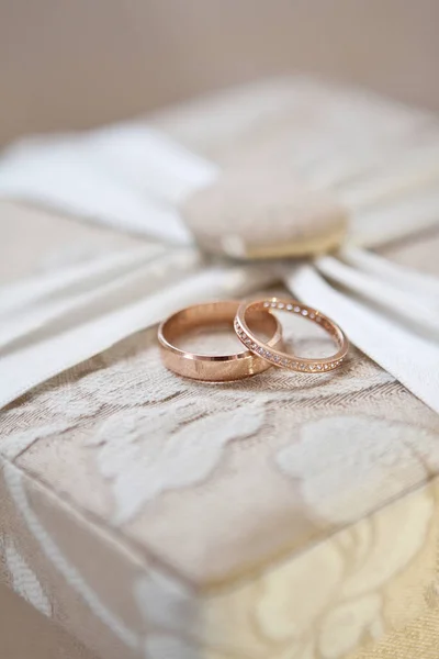 2 つの結婚式の金リング パターンとベージュ色のボックス — ストック写真