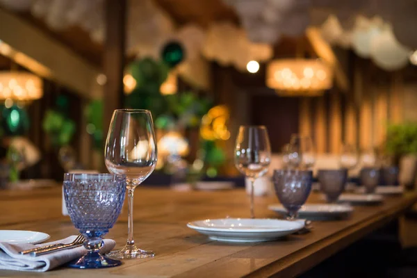 Um copo de vinho vazio está sobre uma mesa de madeira. Tabela lindamente selada — Fotografia de Stock