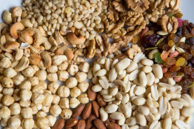 Büyük beyaz tabak fındık kuru üzüm ve kuru meyva