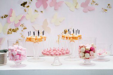 Havadar bir beyaz kem ile güzel bir tatlı tatlı. Bölümü kek. Pembe Beyaz Kızıl bademli kurabiye. Pembe krema. Şeker çubuğu