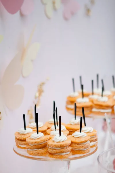 Гарний солодкий десерт з повітряним білим кемом. Порція тортів. цукерки барі — стокове фото