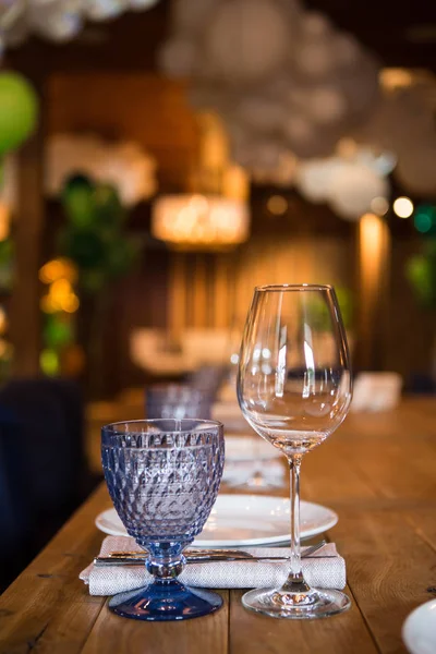 Un bicchiere di vino vuoto poggia su un tavolo di legno — Foto Stock