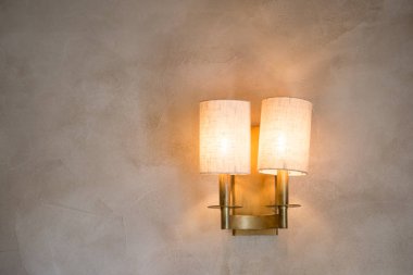 Lamba dahil duvara ağırlığındadır. Güzel sıcak ışık. Duvar kağıdı ışık