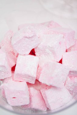 Şeffaf bir büyük vazo içinde pembe hatmi