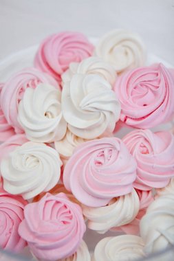 Pembe Beyaz havadar hatmi bir plaka üzerinde yatıyor