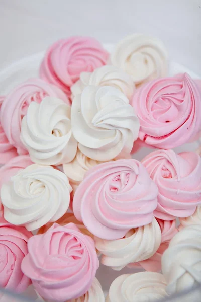 O marshmallow arejado branco rosa encontra-se em uma chapa — Fotografia de Stock