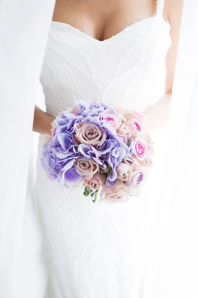 Brautstrauß der Braut in der Hand. schöner Hochzeitsstrauß für Braut — Stockfoto