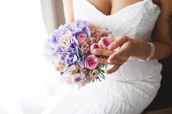 Brautstrauß der Braut in der Hand. schöner Hochzeitsstrauß für Braut. berührt die Braut ihren Brautstrauß. Französische Maniküre — Stockfoto