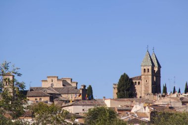 Toledo şehir, Panoramic mavi gökyüzü ile tarihi binaların. Castilla la Mancha. İspanya