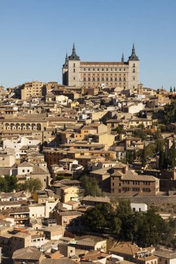Toledo şehir, Panoramic mavi gökyüzü ile tarihi binaların. Castilla la Mancha. İspanya