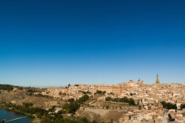 Toledo Ciudad Panorámica Edificios Históricos Con Cielo Azul Castilla Mancha — Foto de Stock