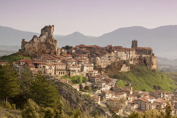 Köy Fras Burgos, Castilla y Len içinde. İspanya. Antik ve ortaçağ mimarisi ile kale.