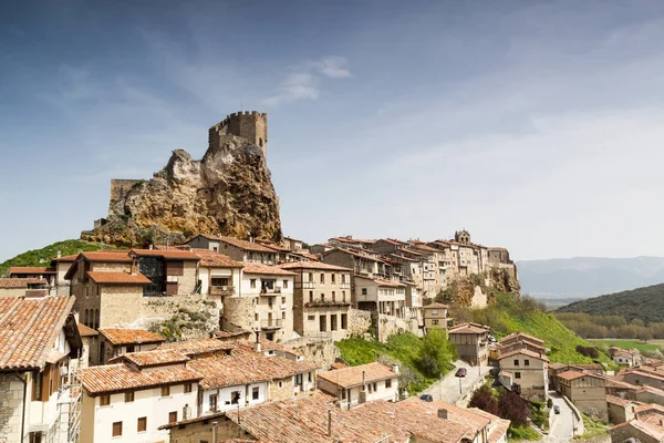 Köy Fras Burgos, Castilla y Len içinde. İspanya. Antik ve ortaçağ mimarisi ile kale.